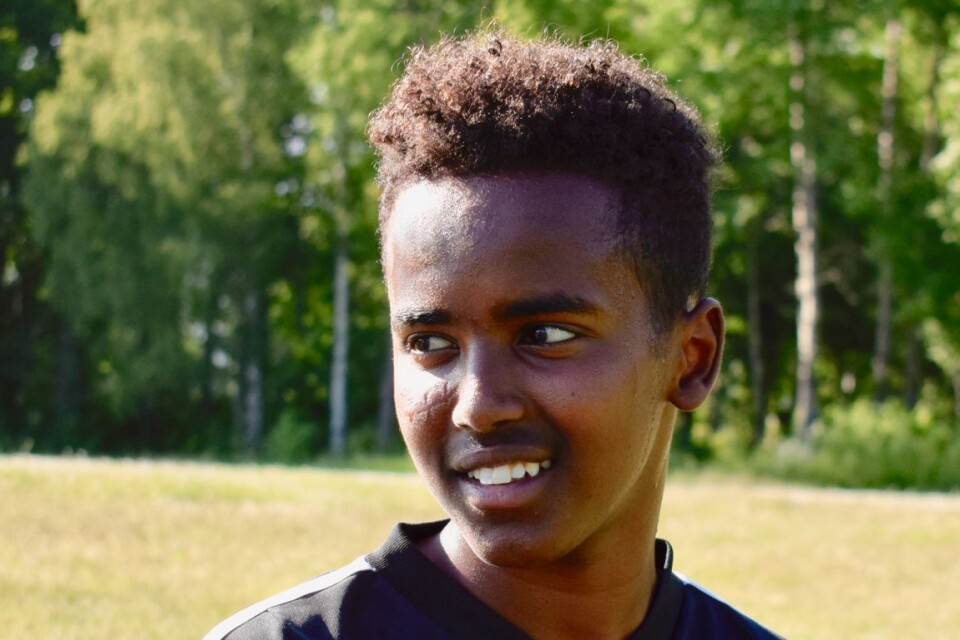 Abdiasis ”Abbe’”Barre: ”There’s a good atmosphere, we don’t get angry with one another. I love playing football. It’s good that we’re only allowed to speak Swedish. I can learn the language then. I’ve been in Sweden for two years. I come from Somalia”.