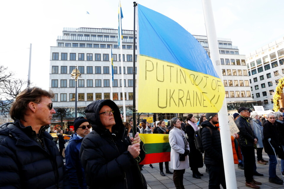 Demonstration mot Rysslands invasion mot Ukraina på Norrmalmstorg i Stockholm under lördagen.