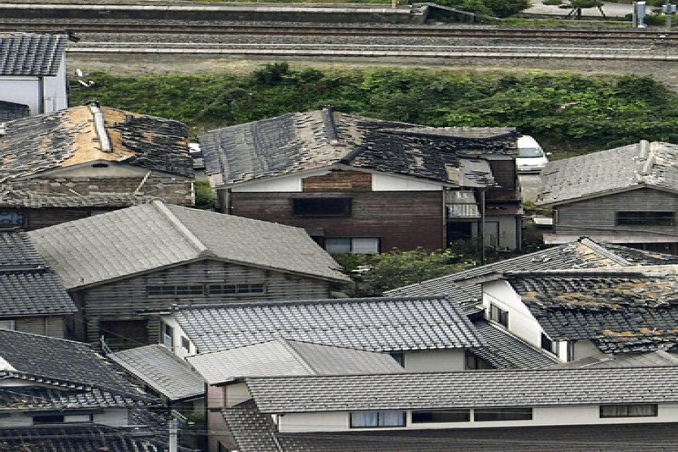 Takpannor ramlade ner från hus i Tsuruoka i prefekturen Yamagata på Japans västra kust.