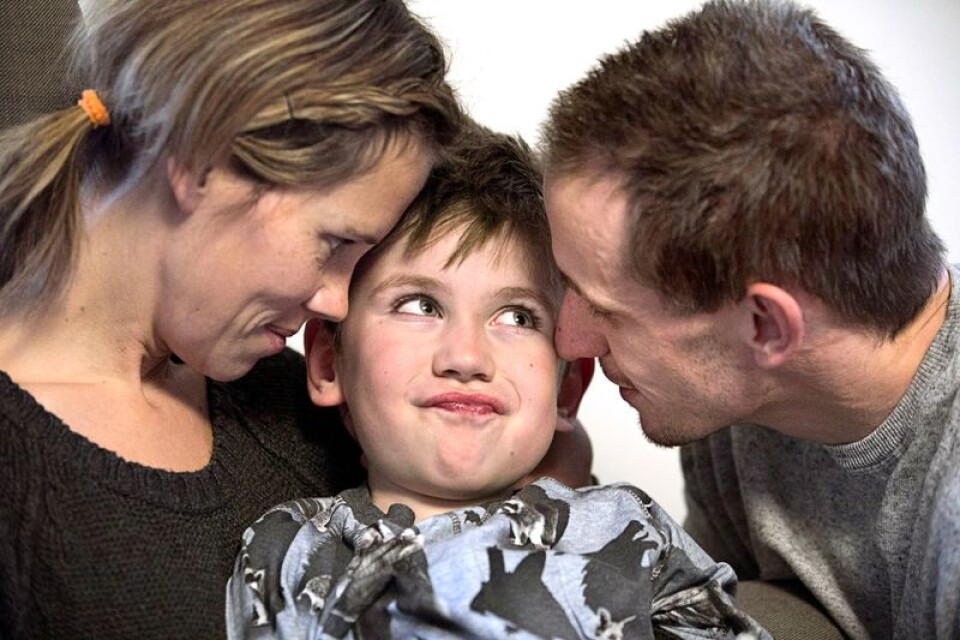Oskar Karlsson har en dödlig muskelsjukdom.Här är han med mamma Jenny och pappa Andreas.