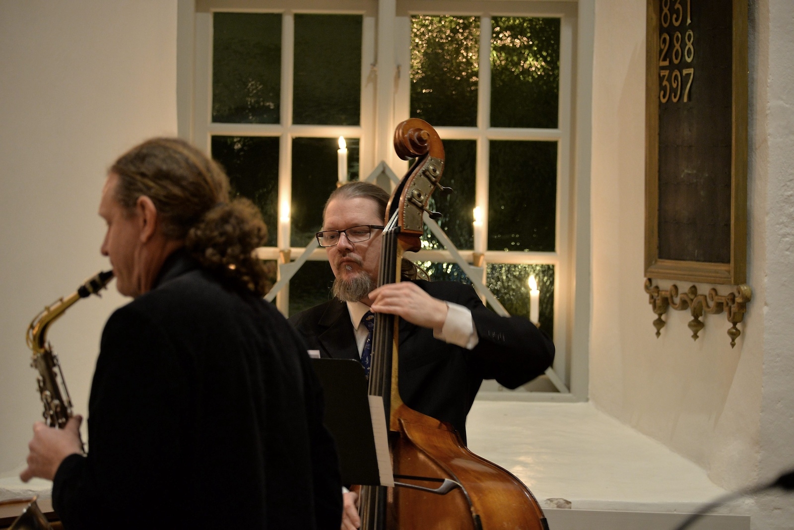 Kontrabasisten Christer Schöld. I förgrunden syns saxofonisten Håkan Ekvall. Foto: Johannes Höghäll Johnsson