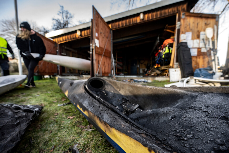 Brandskadade kanoter, kajaker, paddlar och annan utrustning tas omhand på Malmö kanotklubb på Malmöhusvägen i Malmö efter fredagsmorgonens brand.