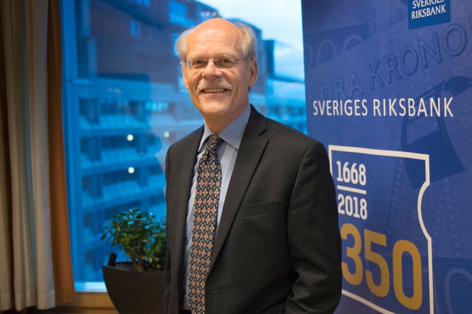 "Jag tycker helt enkelt att det är roligt att jobba", säger Stefan Ingves som egentligen har nått pensionsåldern men fortsätter arbetet som riksbankschef i fem år till.