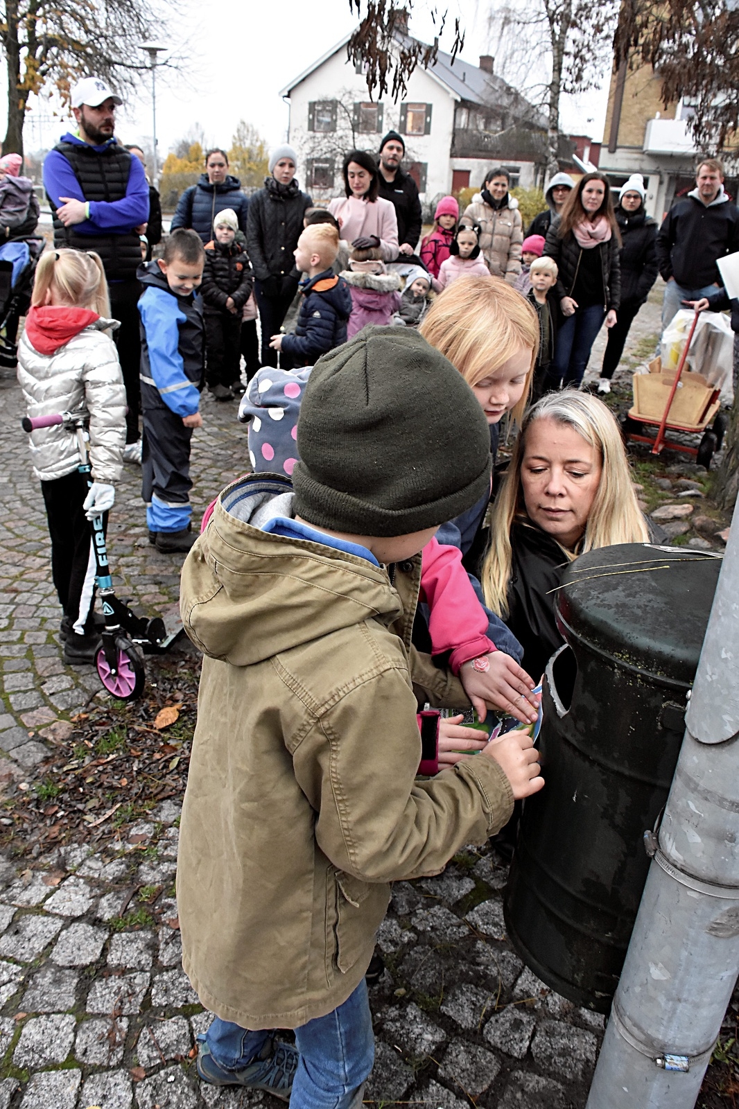 Barnen på Bergmanska förskolan i Vinslöv fick hjälpas åt att klistra på dekalerna. Foto: Helén Fingalsson