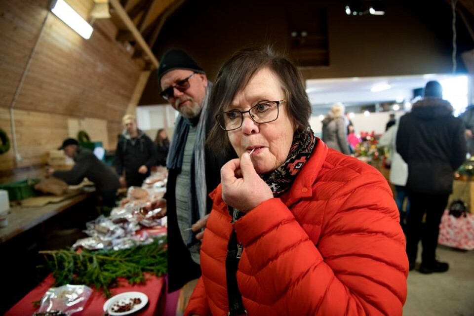 Åsa Nilsson från Kattkroken passade på att smaka den rökta vildsvinskorven och andsalamin.