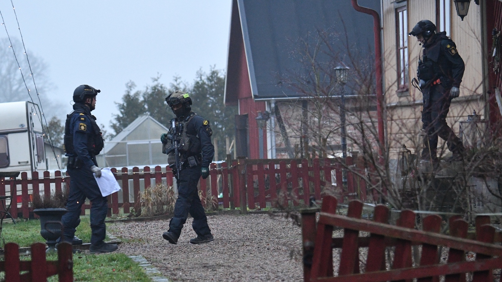 Polis gör ett tillslag på en gård utanför Hässleholm efter en explosion på Hässleholms Tekniska skola. 
Foto: Johan Nilsson / TT
