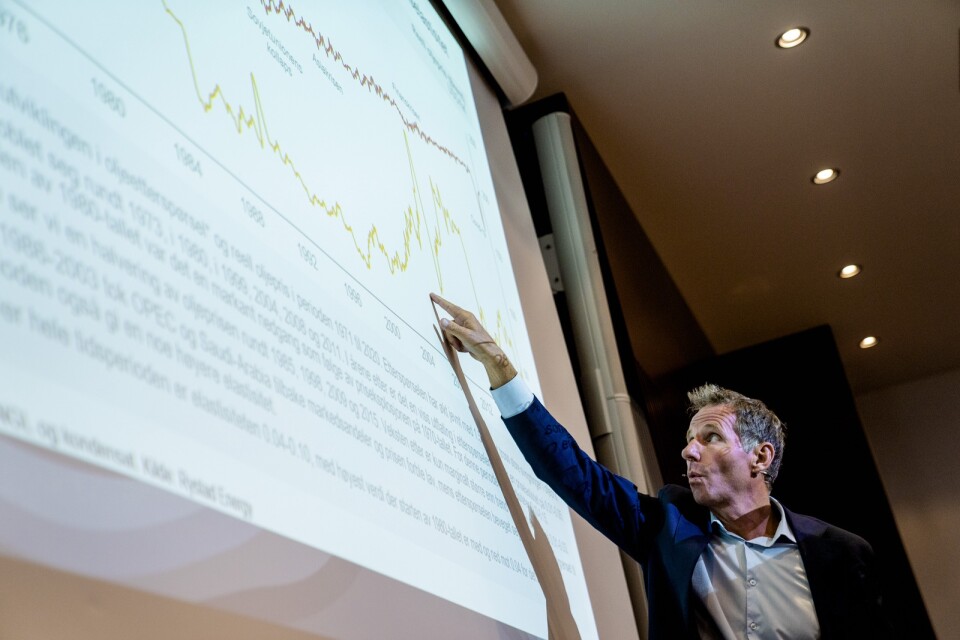 Jarand Rystad vid presentationen i Oslo av den omstridda rapporten.