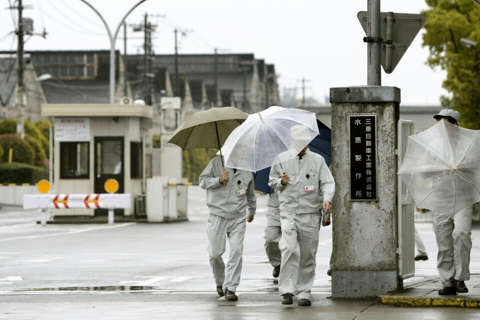 Japanska fabriksarbetare lämnar sin arbetsplats. Arkivbild.