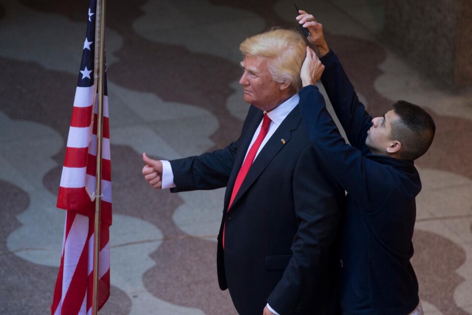 Donald Trump snyggas till inför tillträdet som president. I det här fallet inte presidenten själv utan en vaxmodell på ett museum i Madrid. Foto: Paul White/AP-TT