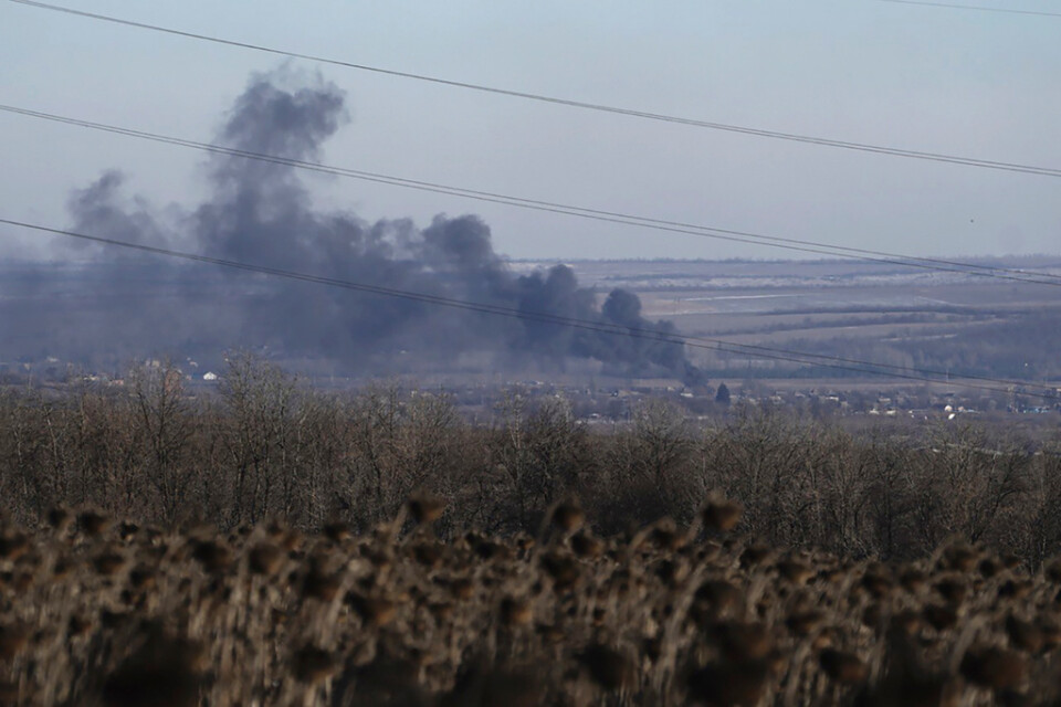Rök stiger under striderna i Soledar, Donetsk i onsdags. Arkivbild.