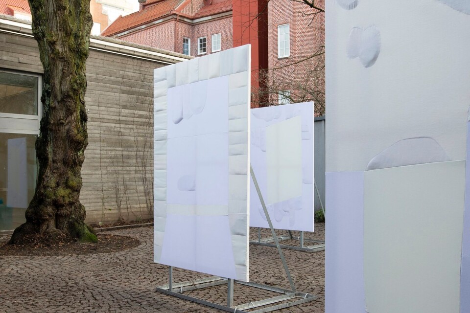 Ragna Bleys installation ”Anno 2020”, placerad ute på innergården till Malmö konsthall.