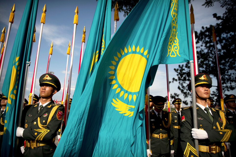Här är flaggan som ryska och belarusiska idrottare vill tävla för – Kazakstans. Arkivbild.
