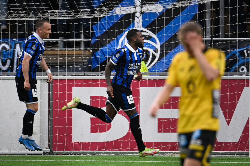 Sirius Christian Kouakou, i mitten, jublar över sitt 1–0-mål på Elfsborg.