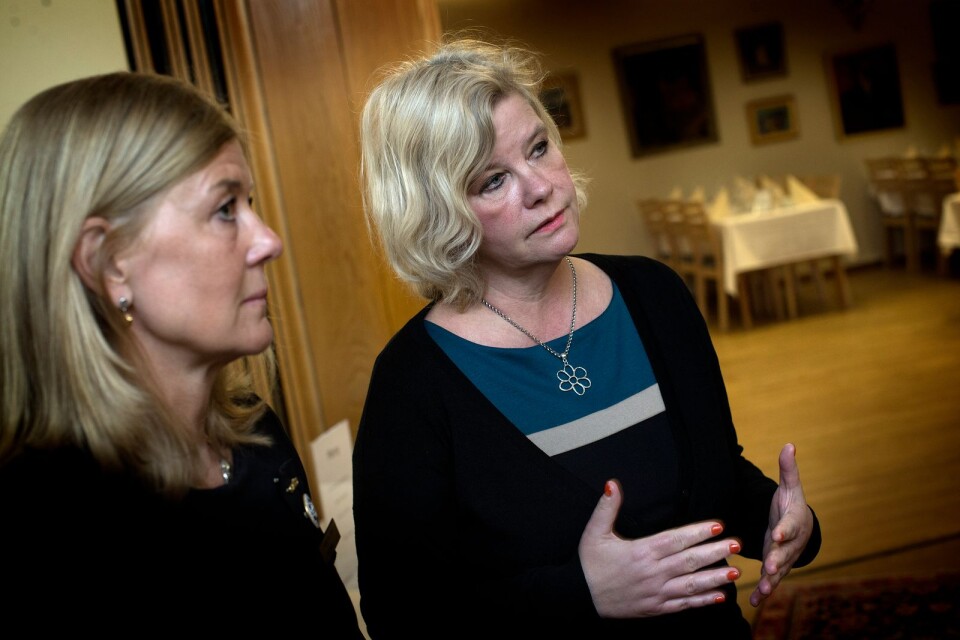 Ordförande för Rebeckalogen i Borås Katarina Falk och författaren Annika Widén förbereder inför kvällens föreläsning.