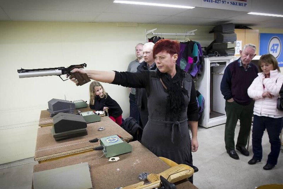 Föreningsmedlemmen och flerfaldiga SM-guldmedaljören i gevärsskytte, Jane Jönsson, passar på att dra iväg några skott.