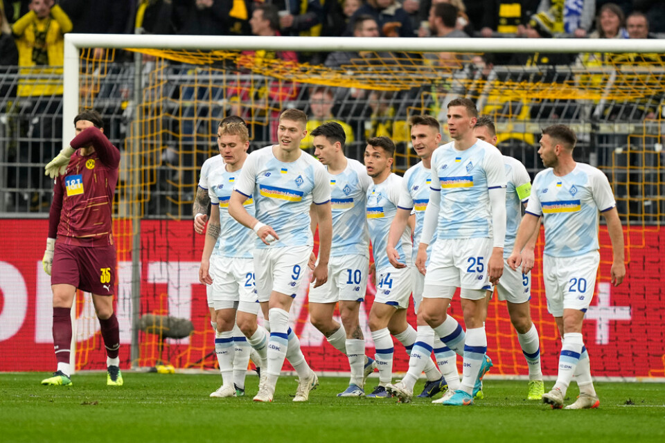 Dynamo Kiev, här under en välgörenhetsmatch mot Borussia Dortmund i våras, spelar för en plats i Champions League. Arkivbild.