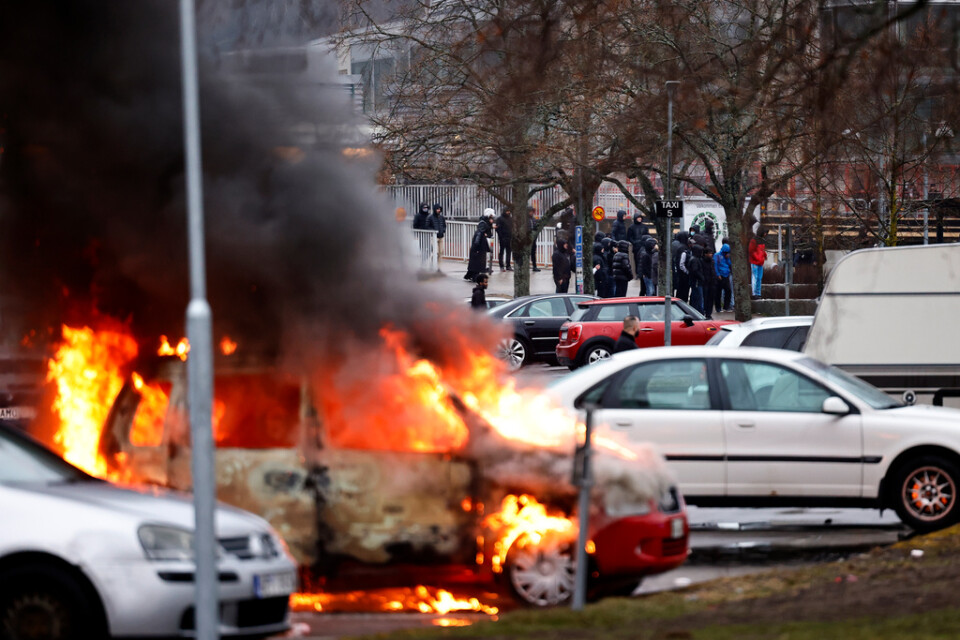 Bilar brinner på en parkering i Navestad i Norrköping den 14 april.