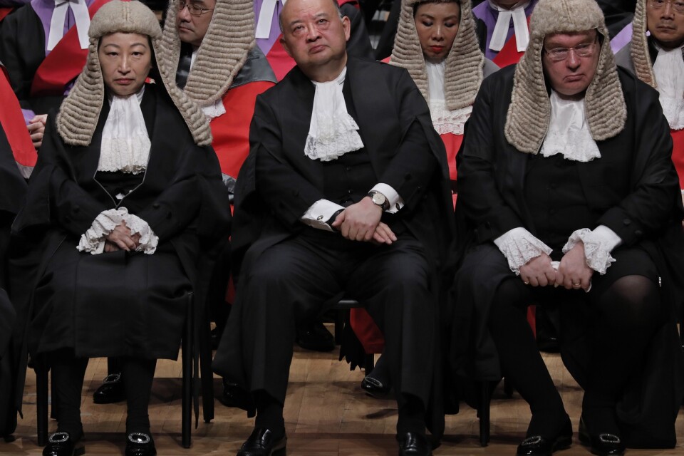 Ordföranden för Hongkongs advokatsamfund Philip Dykes, till höger, under en ceremoni i Hongkongs stadshus i januari. Arkivbild.