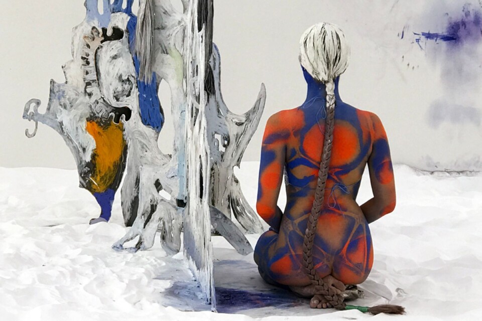 Donna Huancas målningar och målade kroppar på Contemporary Copenhagen.