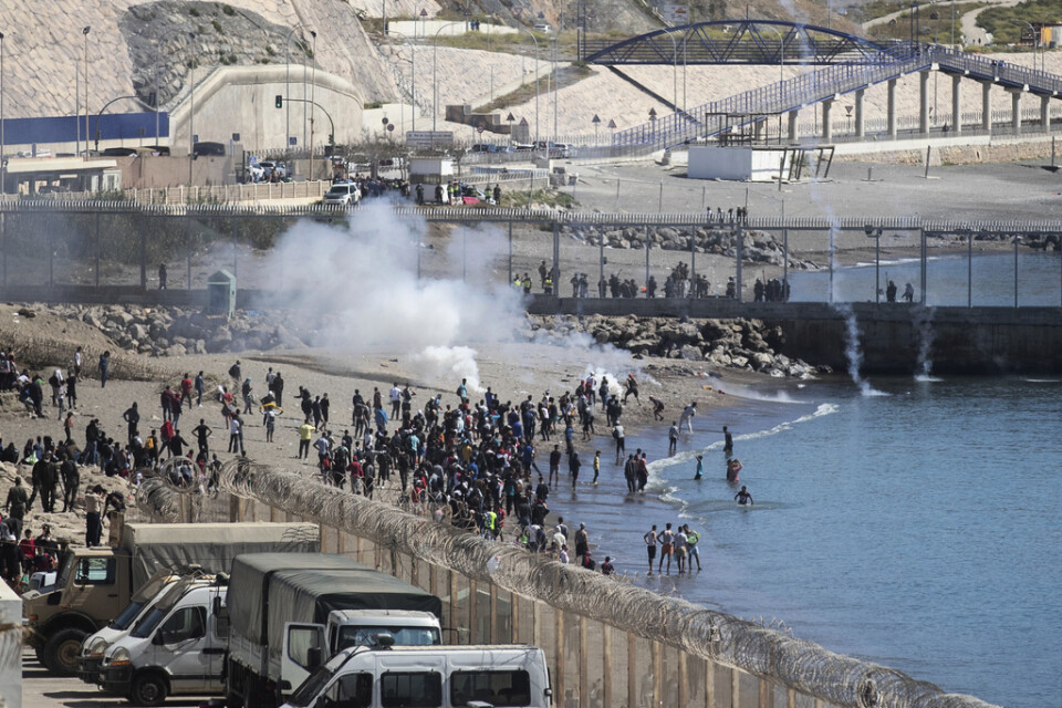 Spanska säkerhetsstyrkor använder tårgas mot migranter som närmat sig gränsstaketet mellan Marocko och spanska Ceuta, den 19 maj. Arkivbild.