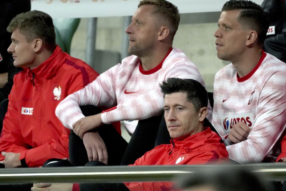 Polens anfallsstjärna Robert Lewandowski, längst ner, satt på läktaren hela träningsmatchen hemma mot Ryssland.