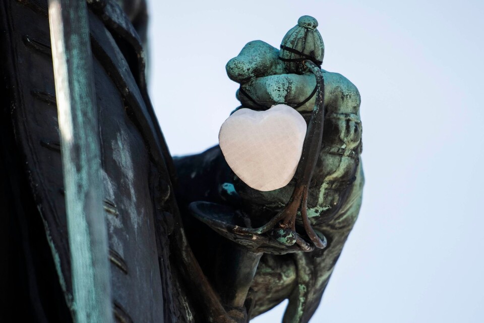 Det lyser vitt, det hjärtliknande föremål som sitter i kungens hand. Karl XI sprider kärlek på Stortorget i Karlskrona.