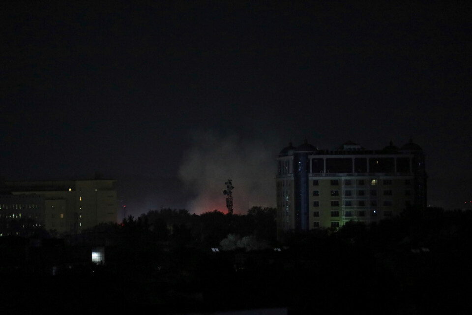 Rök från USA:s ambassad i Kabul under natten mot måndagen.