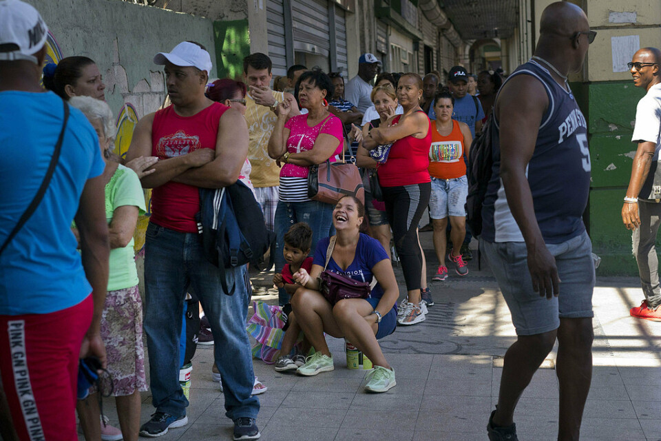 Människor köar vid en statlig livsmedelsbutik i Kubas huvudstad Havanna. Bilden är tagen den 17 april.