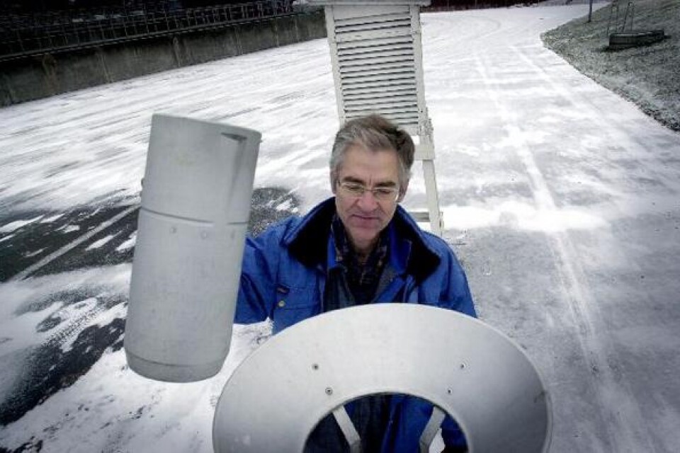 Åke Larsson och hans kollegor på reningsverket i Hässleholm observerar nederbörd och temperaturer åt SMHI.Bild: RONNIE SMITH