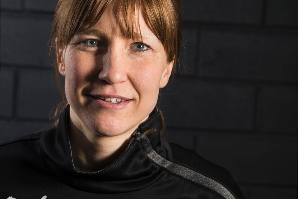 Damallsvenskan är inte bortskämd med kvinnliga tränare. I år är de i alla fall två. Ny på posten är Maria Bergkvist i Umeå. Hon hoppas att höga krav och högt ställda mål ska få laget att prestera. - Vi måste tro på oss själva och våga prestera, säger hon