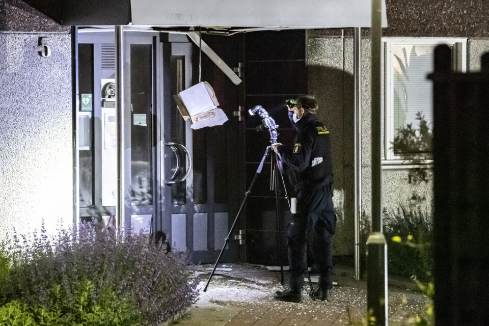 Polisens kriminaltekniker på plats vid en entré till ett flerfamiljshus i stadsdelen Lindeborg i Malmö efter en detonation natten till torsdag. Arkivbild.