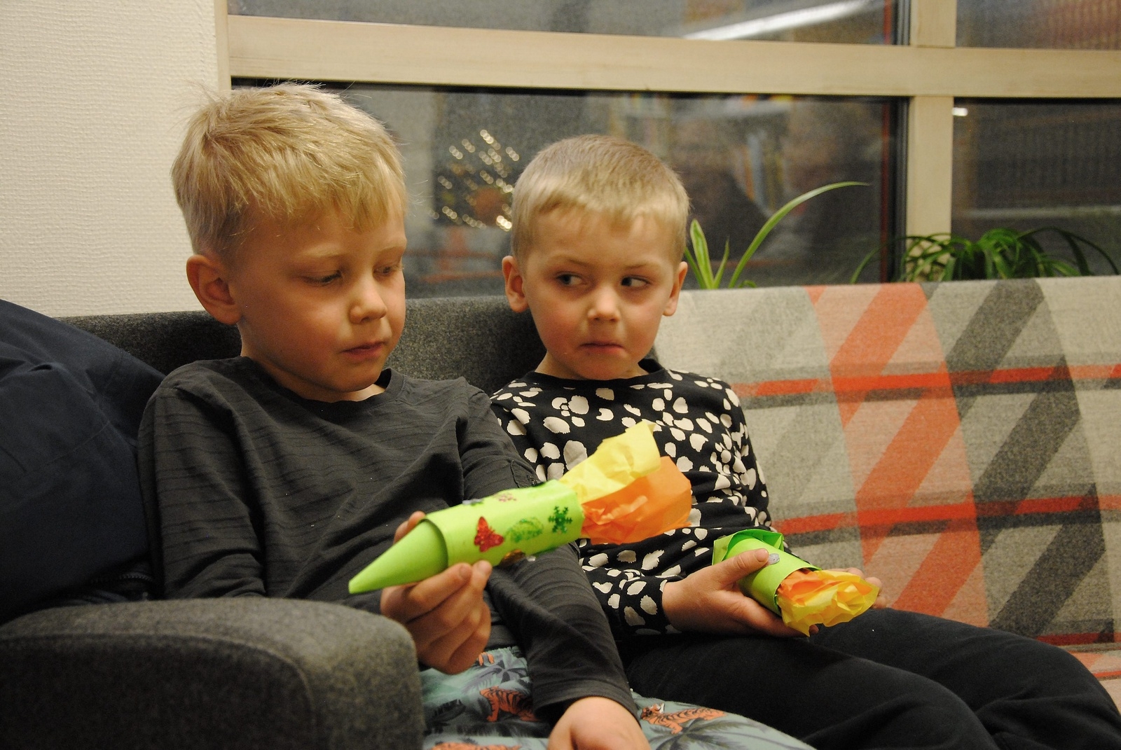 Bröderna Ahlberg, John, 6 år, och Olof, 4 år, från Osby, är mycket intresserade av rymden. De gjorde som många andra sina egna rymdraketer i pysselrummet. FOTO: SUSANNE GÄRE