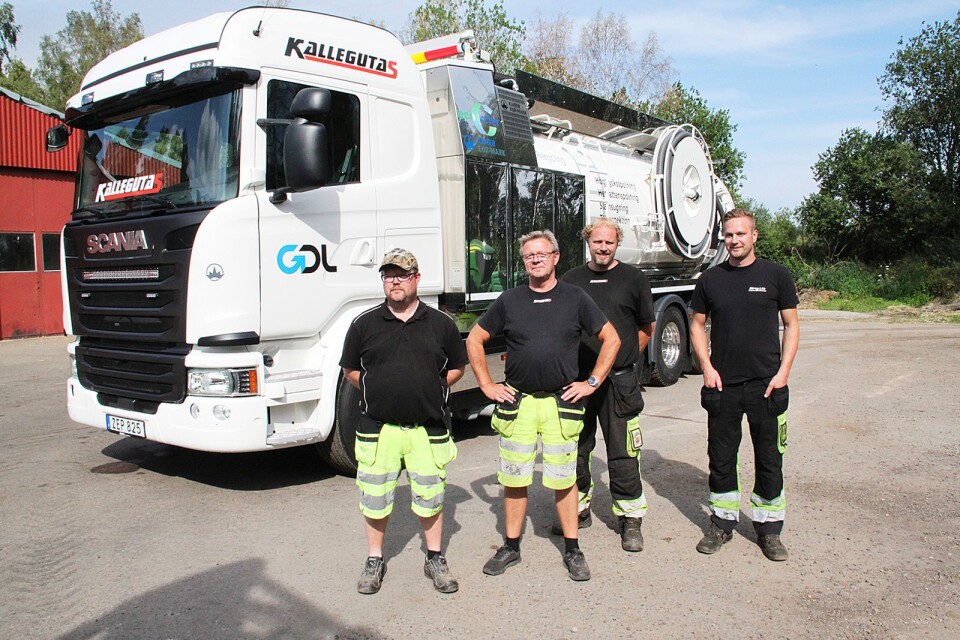 Markus Petersson Kjellin, Roger Hermansson, Henrik Hehner och Torbjörn Håkansson är mycket nöjda med Kalleguta Slamtömnings nya investering.