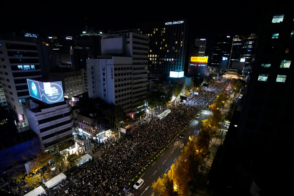 Flera tusen personer samlades i centrala Seoul och stängde av delar av centrum i manifestationen.