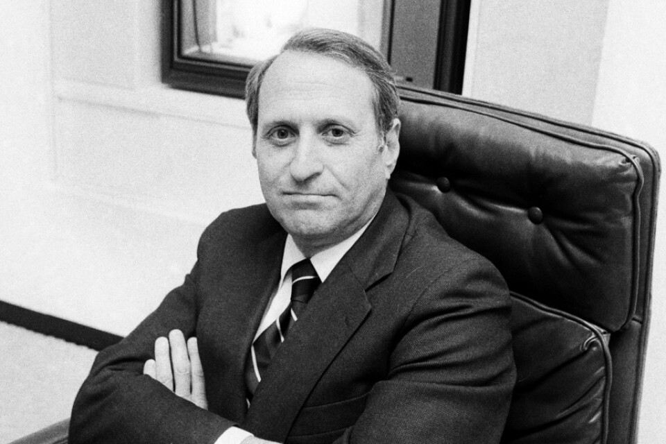 Herbert Schlosser i sitt kontor på 30 Rockefeller Plaza i New York 1977. Arkivbild.
