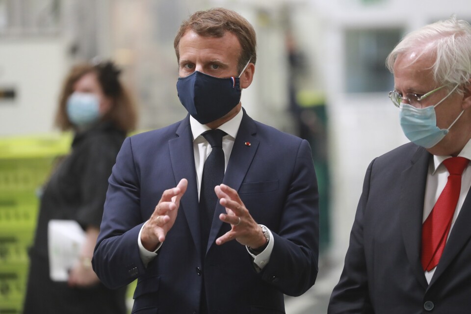 Frankriks president Emmanuel Macron under ett besök hos den franske bildelstillverkaren Valeo.