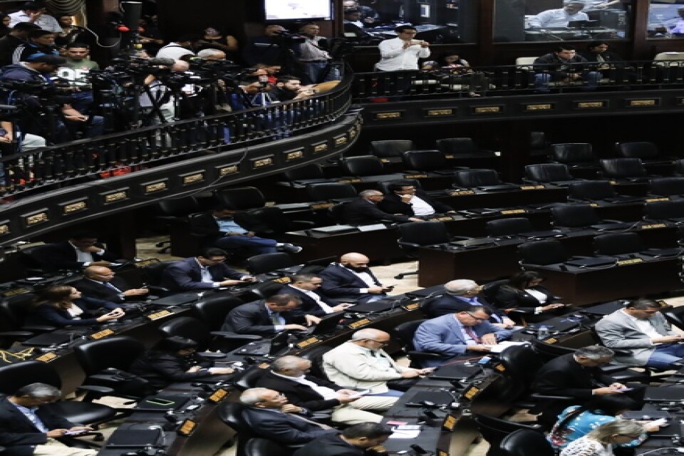 Venezuelas nationalförsamling under tisdagen. De tomma platserna tillhör det regerande socialistpartiet, vars medlemmar efter tre år ska återvända till församlingen.