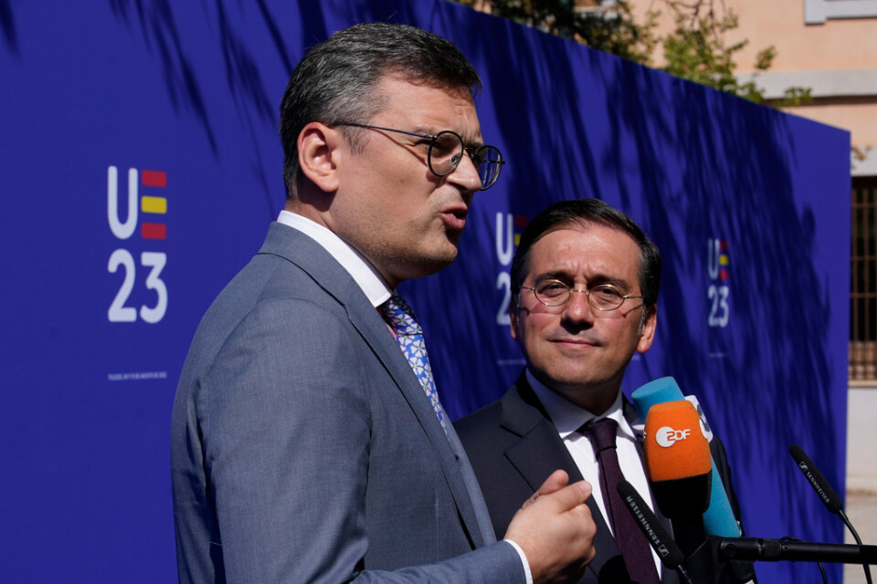 Ukrainas utrikesminister Dmytro Kuleba talar till journalister i Toledo, tillsammans med Spaniens utrikesminister José Manuel Albares.