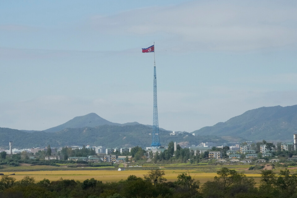 En nordkoreansk flagga vajar i gränsområdet mellan Nord- och Sydkorea. Arkivbild.
