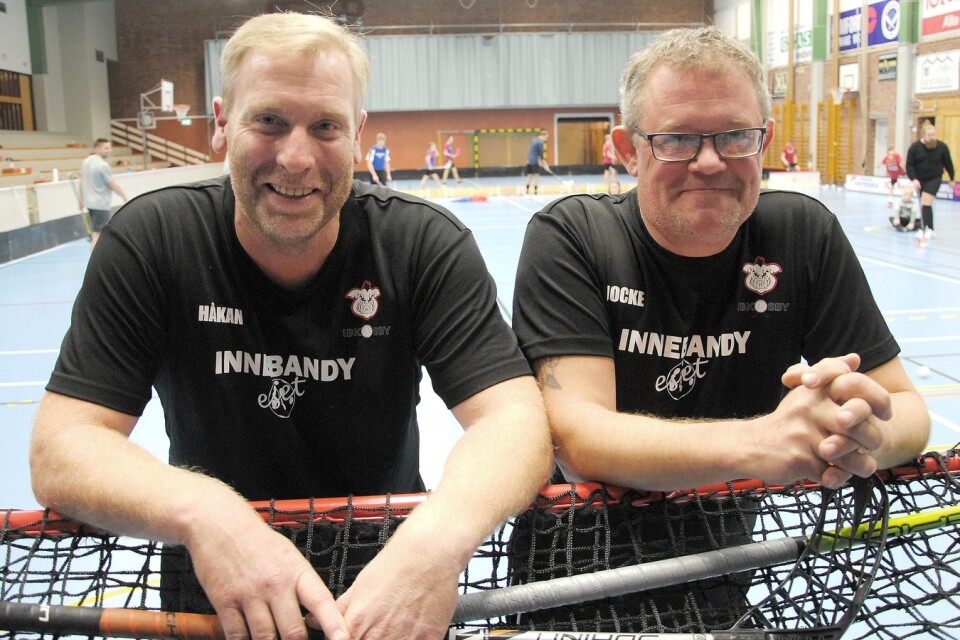 Håkan Carlsson, tränare, och Joakim Pålsson, lagledare i IBK Osby.