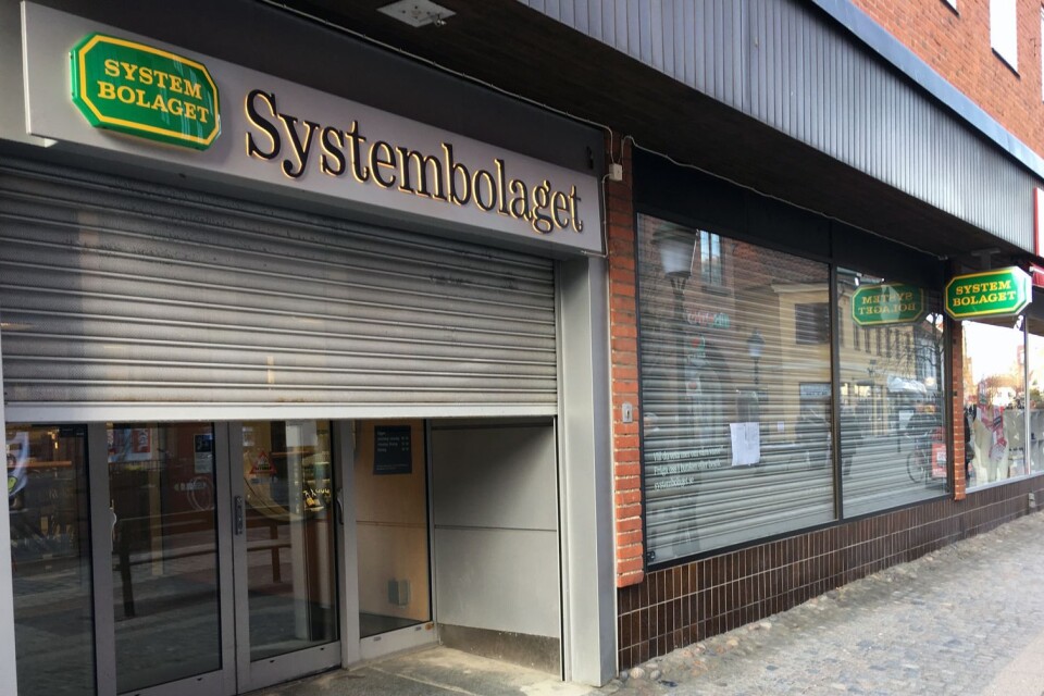Lappar på fönstret och dörren berättar för kunderna om öppettiderna i grannkommunernas Systembolagsbutiker. I Ystad är det stängt.