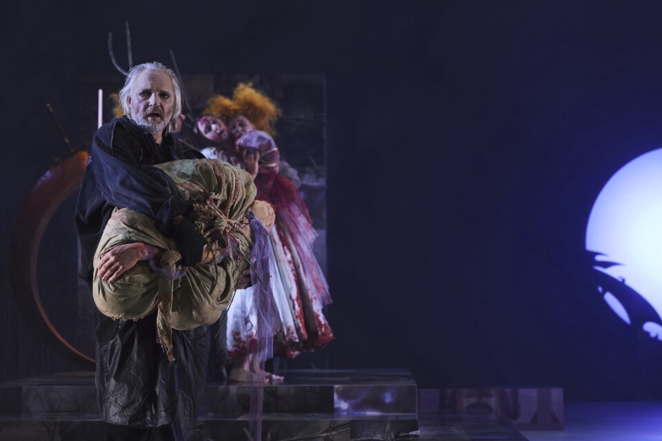 Höstens föreställning på Borås Stadsteater, ”Backanterna”, har hyllats av kritikerna. Här syns Lennart Eriksson, en av skådespelarna i teaterns fasta ensemble.