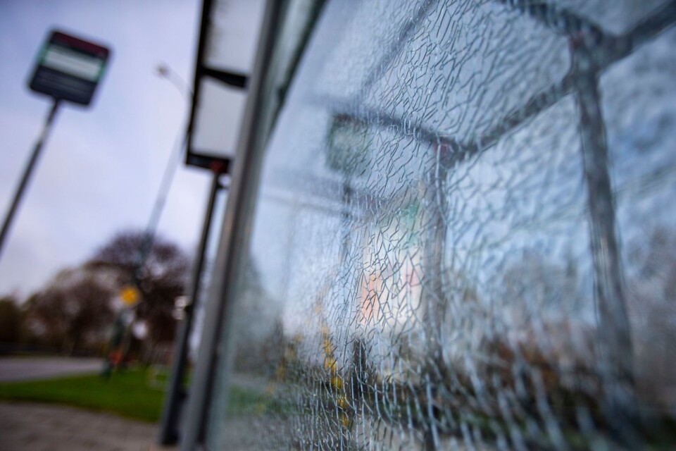 Busskuren vid Sjöfararevägen på Dalköpingeområdet har fått två rutor krossade, vilket betyder 7 000 kronors kostnad för Skånetrafiken.