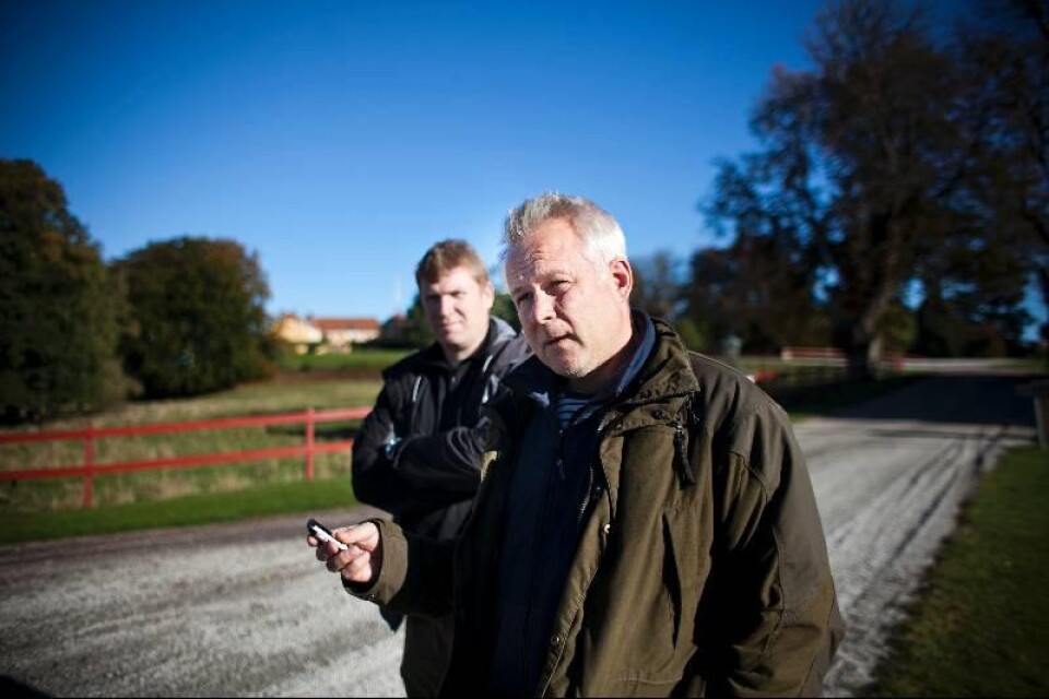 Nils Carlsson (i förgrunden) och Bertil Nilsson från länsstyrelsen genomförde spårsökning och gav direktiv till fårägarna om skyddsåtgärder.