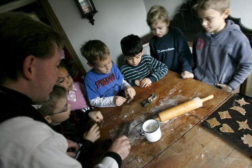En grupp sexåringar från Pilevallskolans förskoleklass fick pröva på julstök i Petters hus. Att baka pepparkakor tillhörde favoritsysslan, åtminstone när de fick chansen att provsmaka degen. Bild: Tomas Nyberg