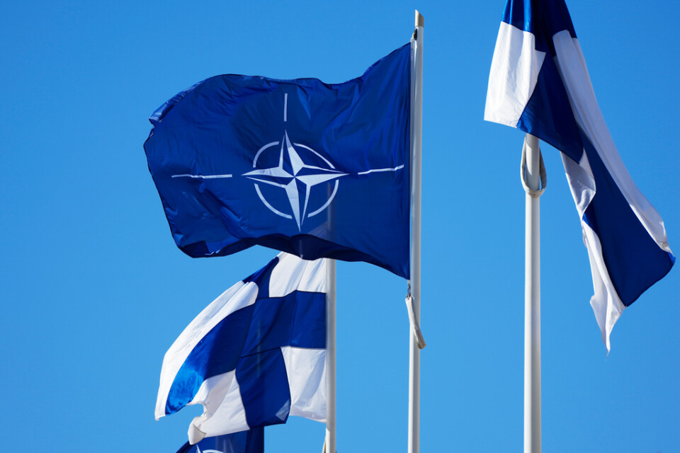 I april hissades Finlands flagga utanför Natohögkvarteret. Arkivbild.
