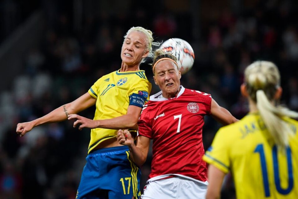 Sveriges Caroline Seger i nickduell med Danmarks Sanne Troelsgaard under en match i fjol.