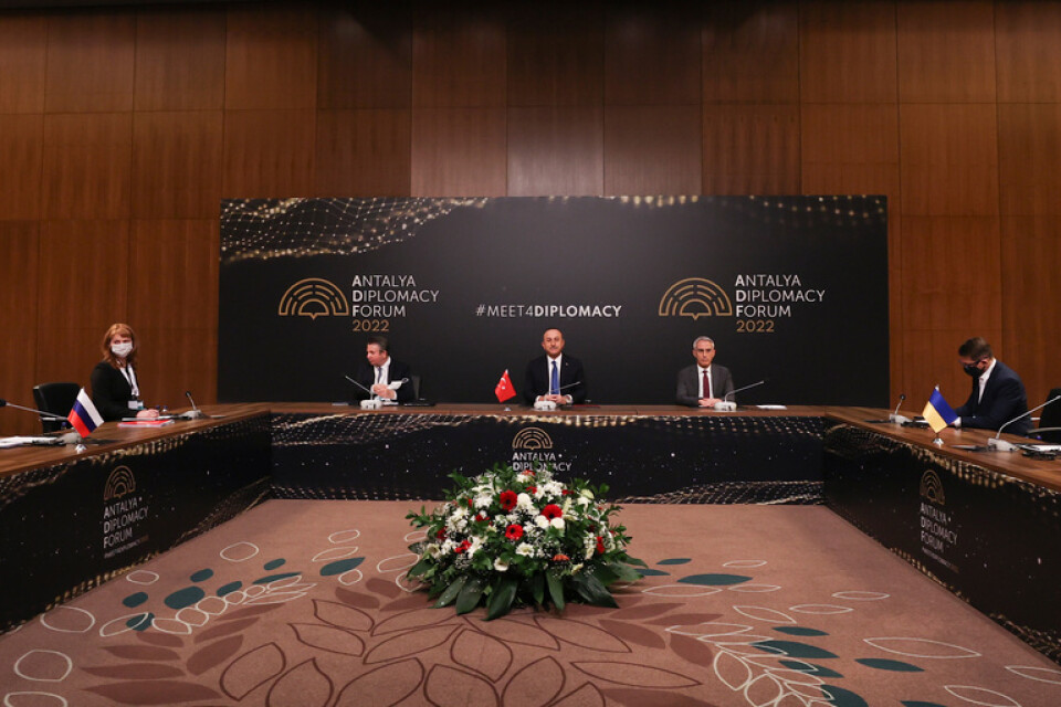 Rysslands utrikesminister Sergej Lavrov, till vänster, och Ukrainas utrikesminister Dmytro Kuleba, till höger, träffas på torsdagen tillsammans med Turkiets utrikesminister Mevlüt Cavusoglu, i mitten av bilden. Alla tre flankerade av två medarbetare.