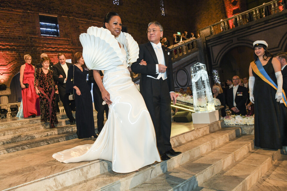 Alice Bah Kuhnke i en klänning med stora ärmar av papper vid Nobelbanketten 2017.