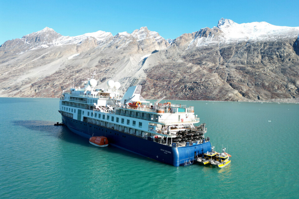 Ett Bahamasflaggat kryssningsfartyg med 206 människor ombord har gått på grund i världens största och nordligaste nationalpark i Grönland.